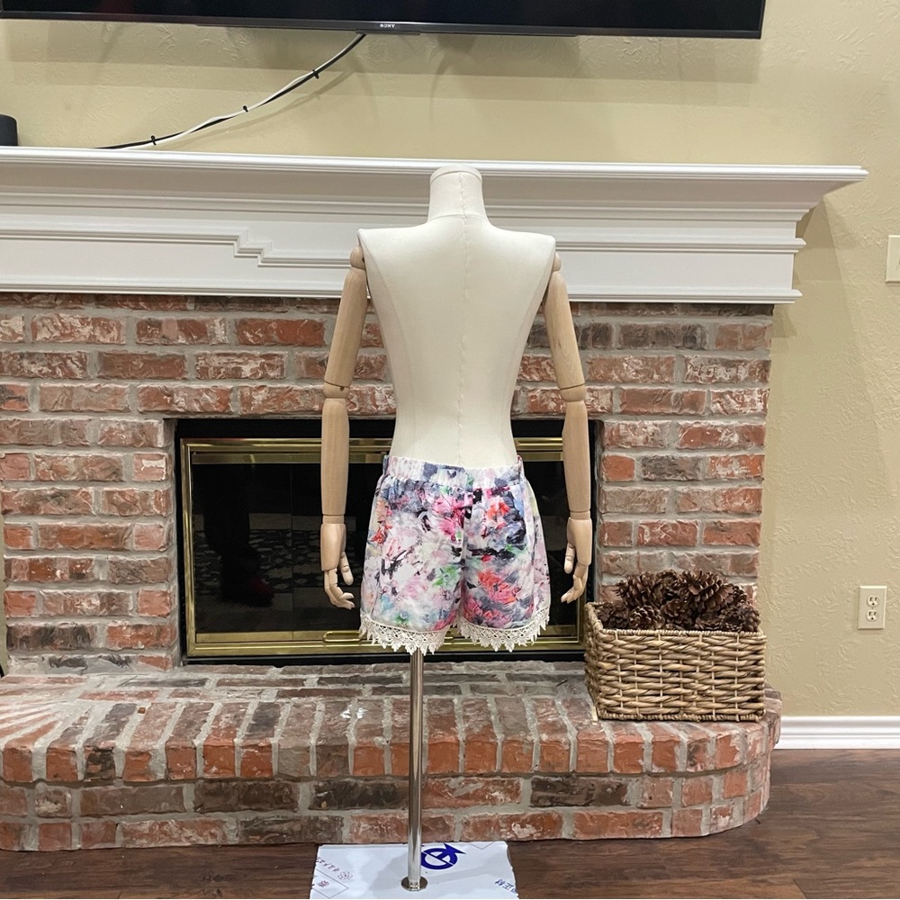 Floral abstract watercolor shorts with lace trim / M/L / Excellent condition - Picture 11 of 11